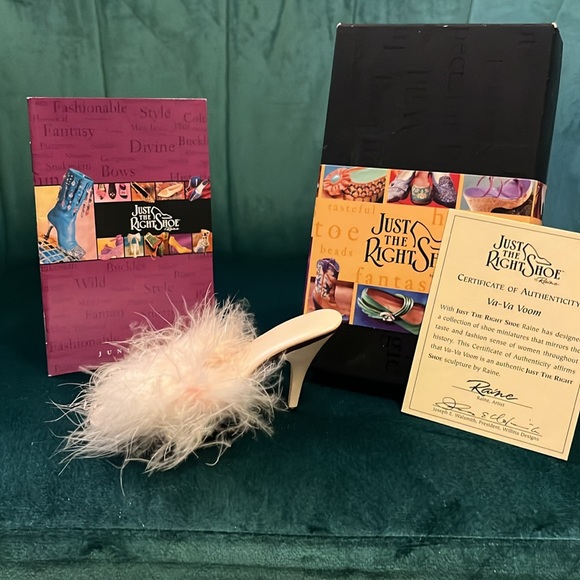 Just The Right Shoe Figurine Va Va Voom w/Box and Certificate of Authenticity - Picture 2 of 11